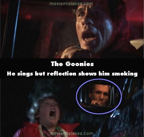 Phim The Goonies, nhìn ở ngoài, diễn viên đang hát, nhưng nhìn qua gương, anh ta lại đang hút thuốc lá.
